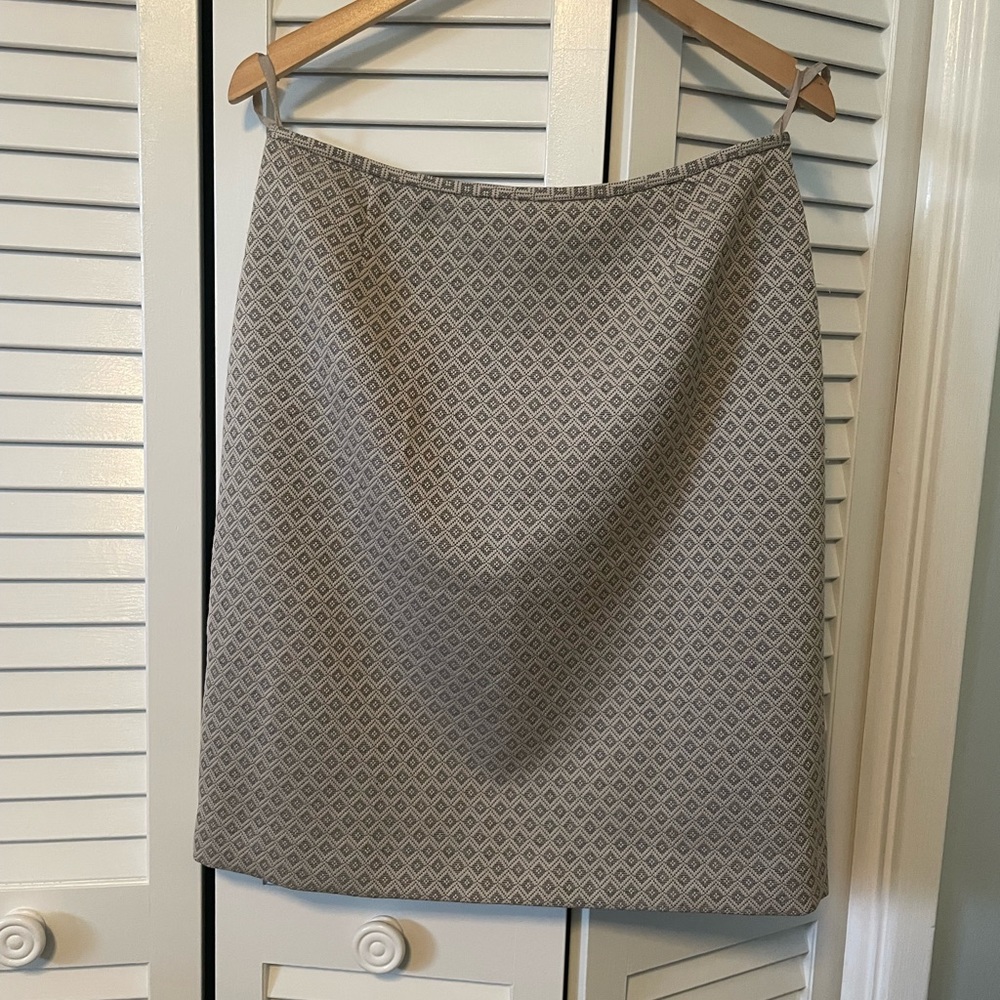 Small diamond pattern, fully lined. knee length skirt, size 8.